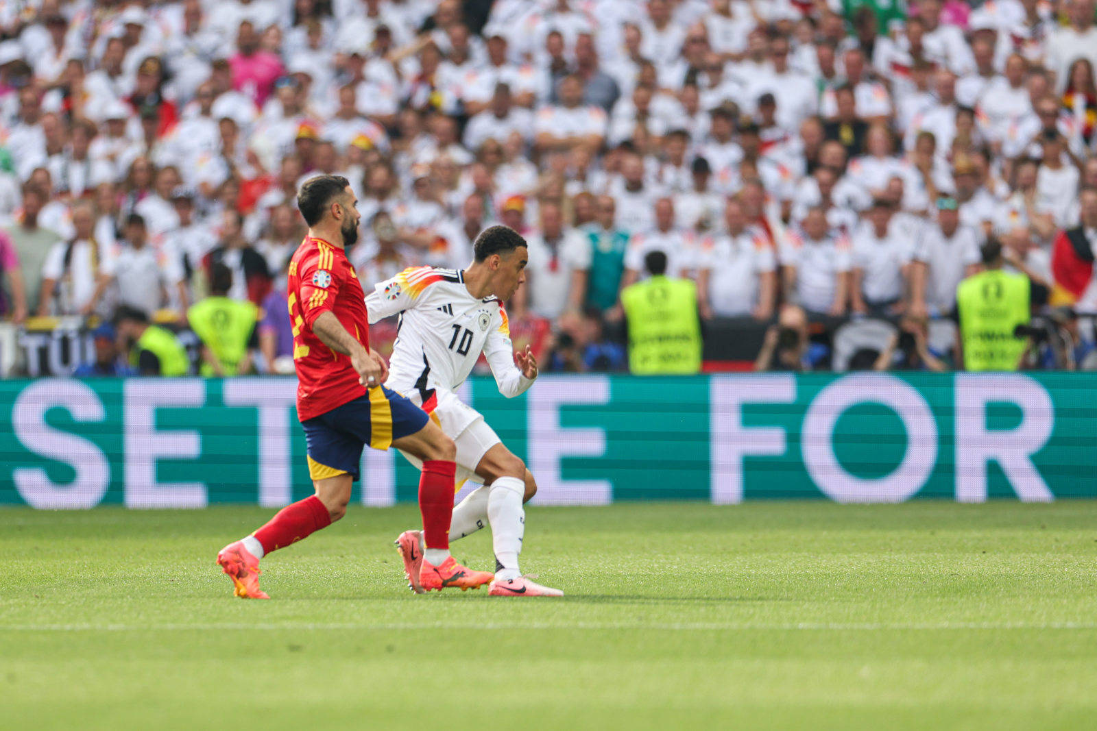 足球界巅峰对决！德国队击败对手晋级下一阶段！