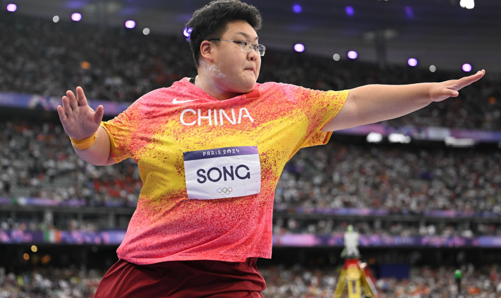 铅球比赛选手刷新个人纪录夺冠