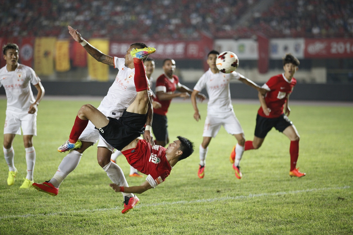 包含精彩足球比赛节奏感十足，观众为之动容欢呼不已的词条