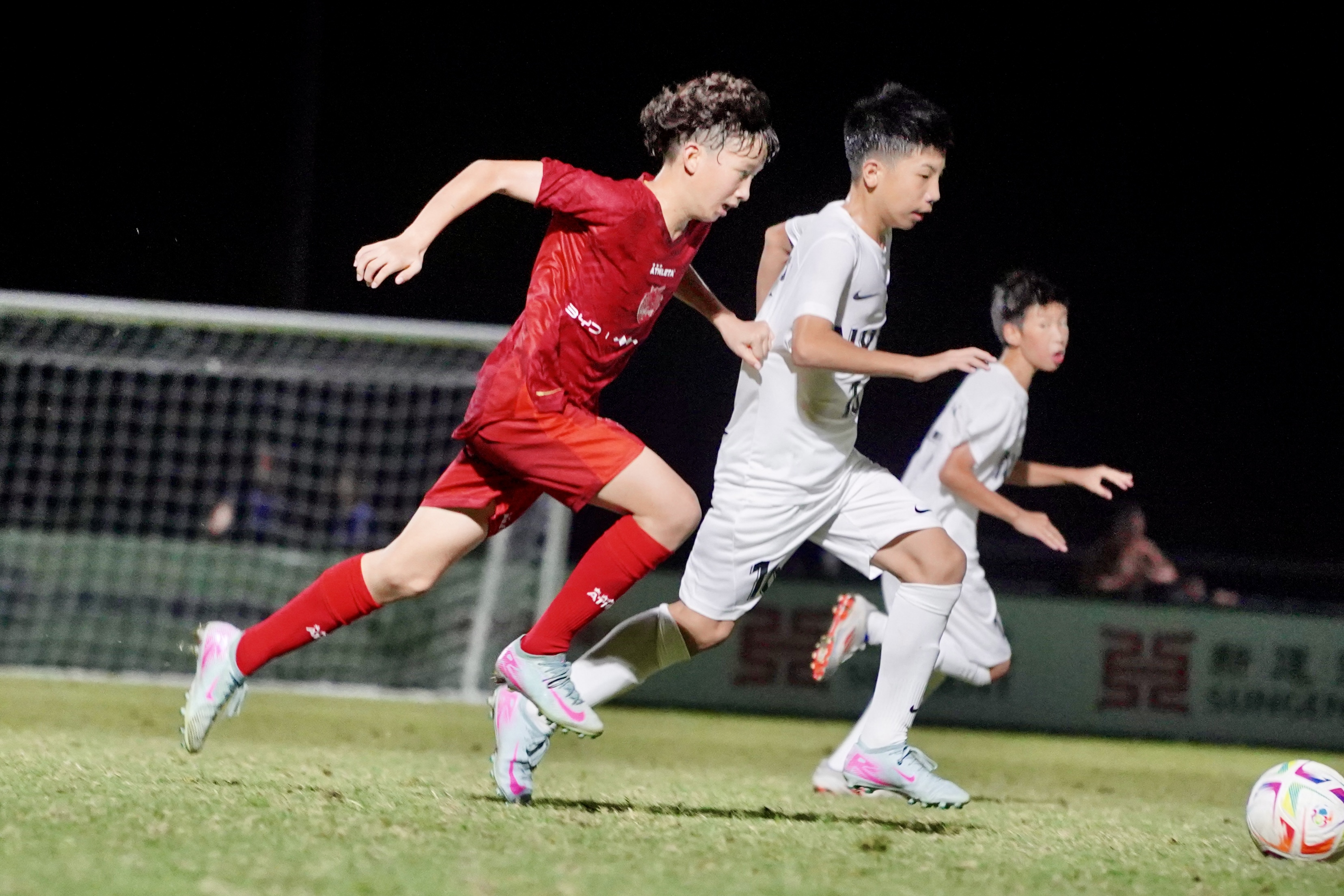 场上足球赛事纷呈，强队交锋无间