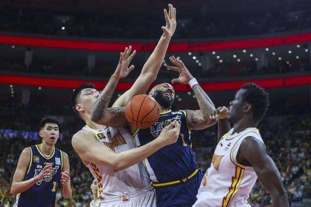 关于外援组合默契无间，篮球赛场上展现默契配合的信息