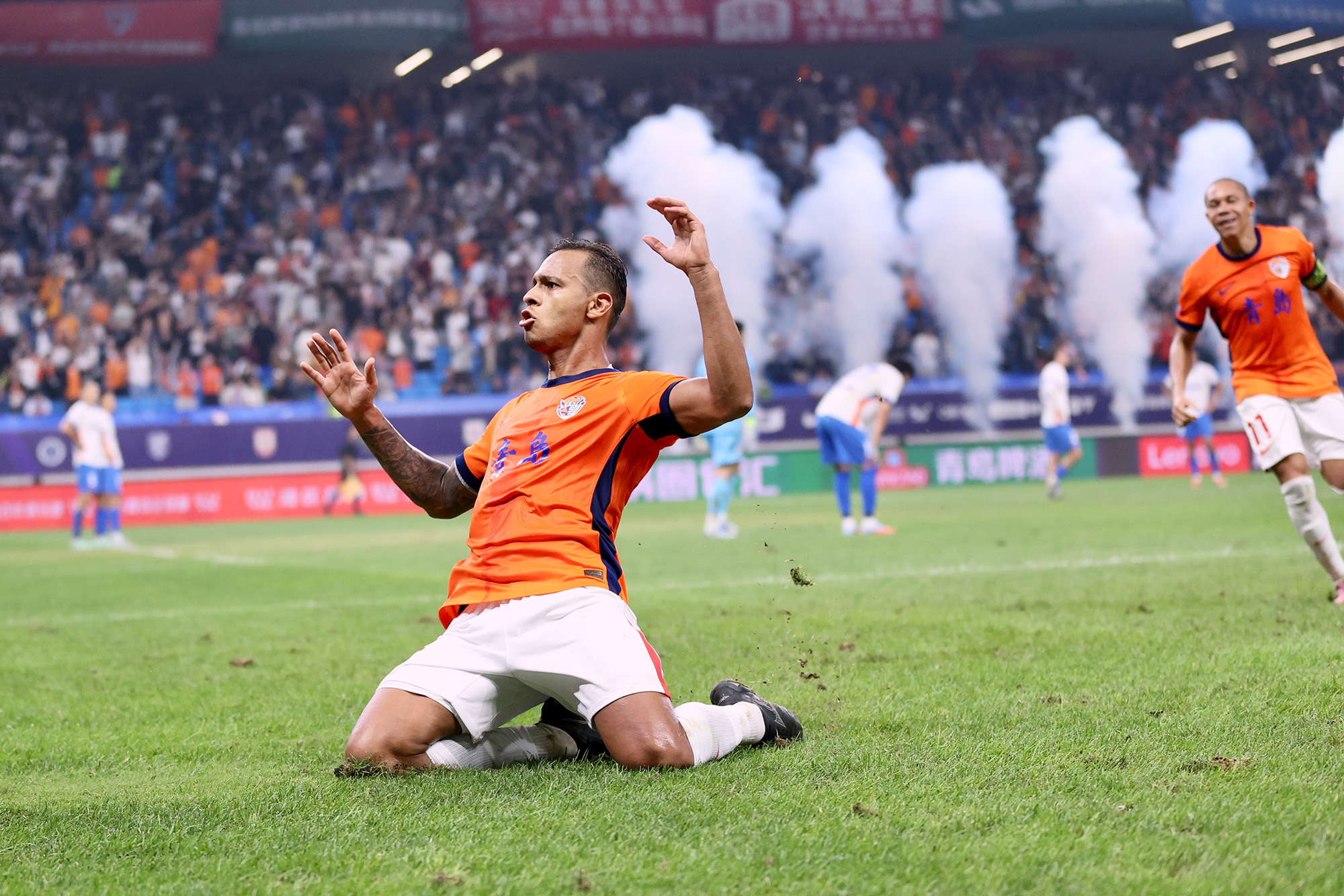 重要比赛中一队队员意外进球，改写战局