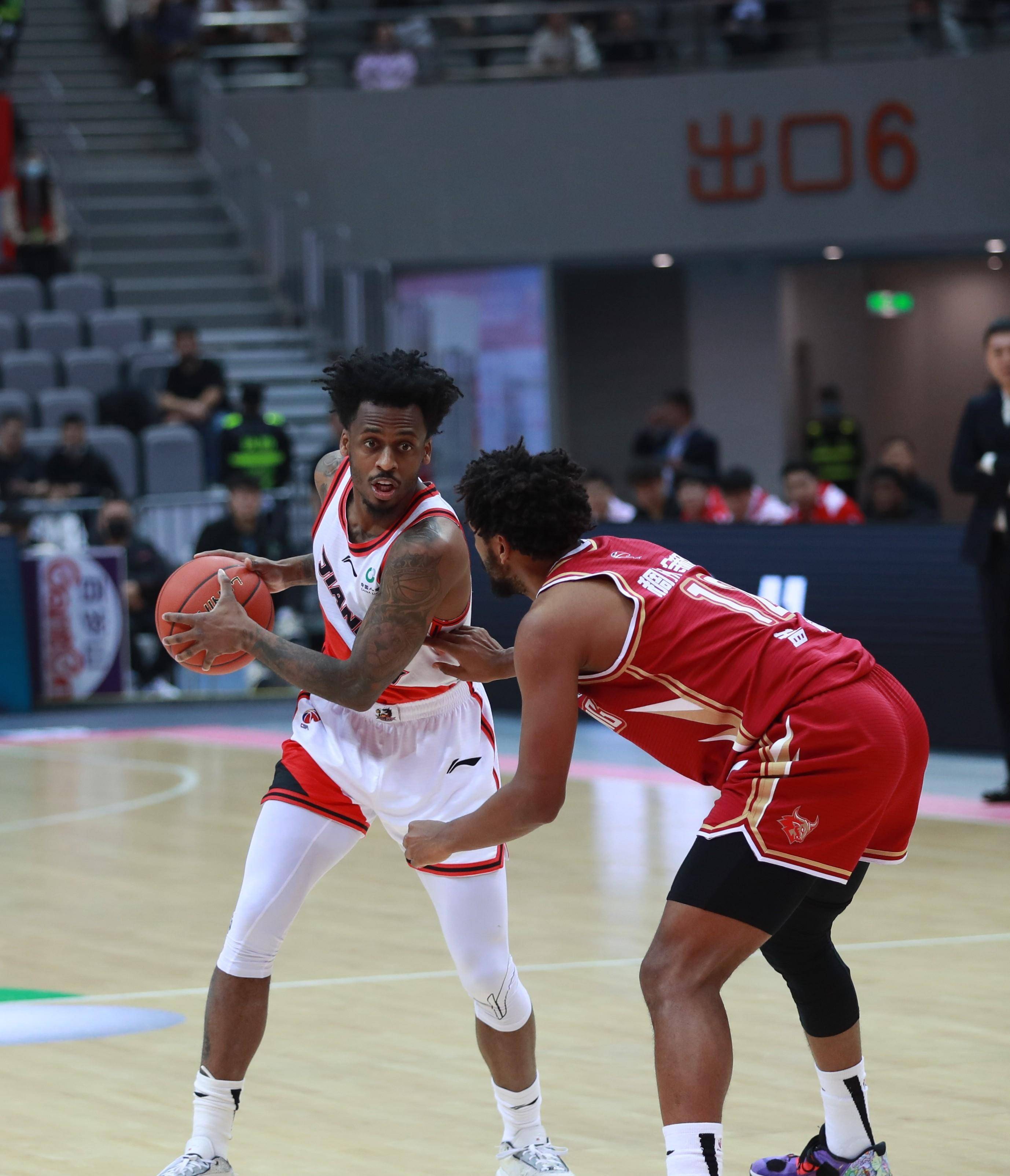 江苏男篮挑战多迎难，团结拼搏获得良好成绩的简单介绍