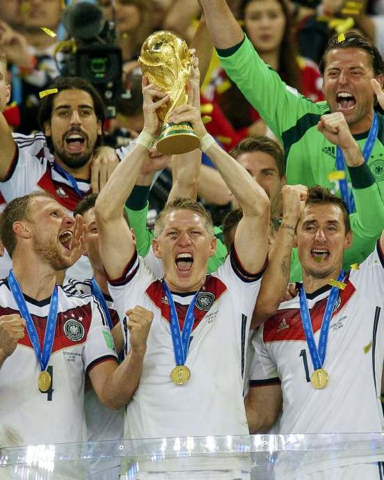 创历史！德国队夺取冠军奖杯