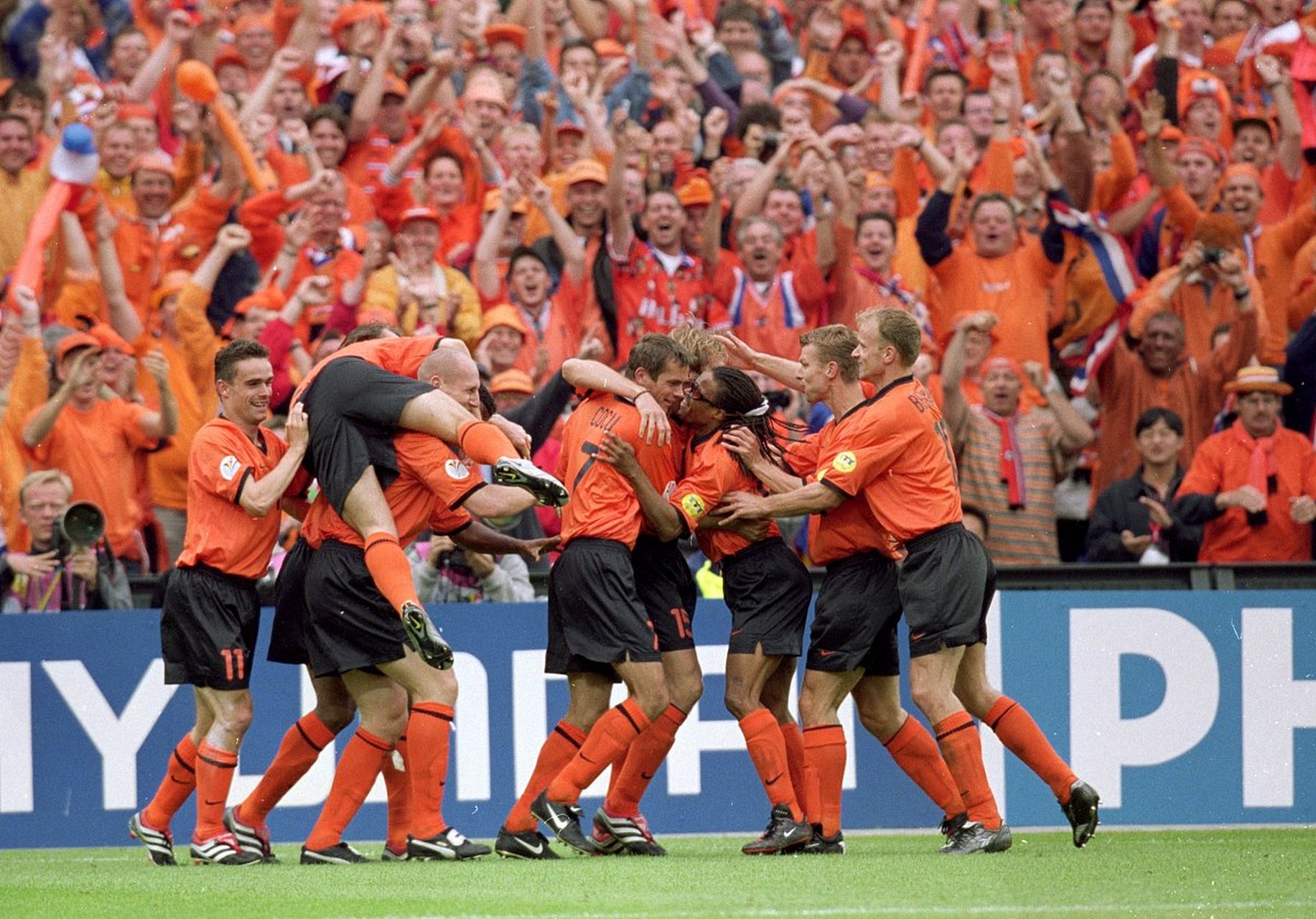 欧洲足球比拼赛集体开赛,激烈角逐 欧洲足球比拼赛集体开赛,激烈角逐