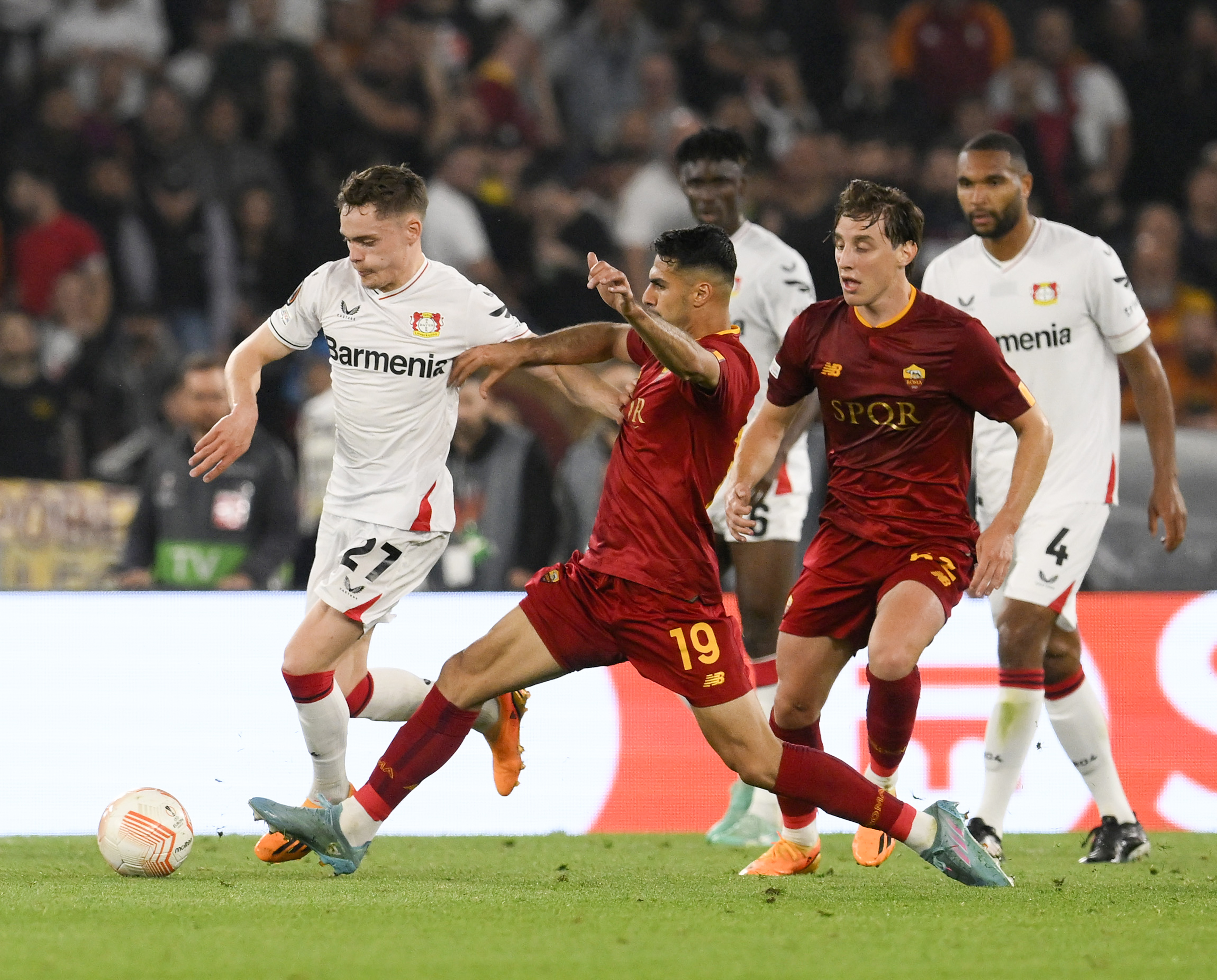 包含纷繁球队风采，欧洲足球盛会精彩纷呈！的词条