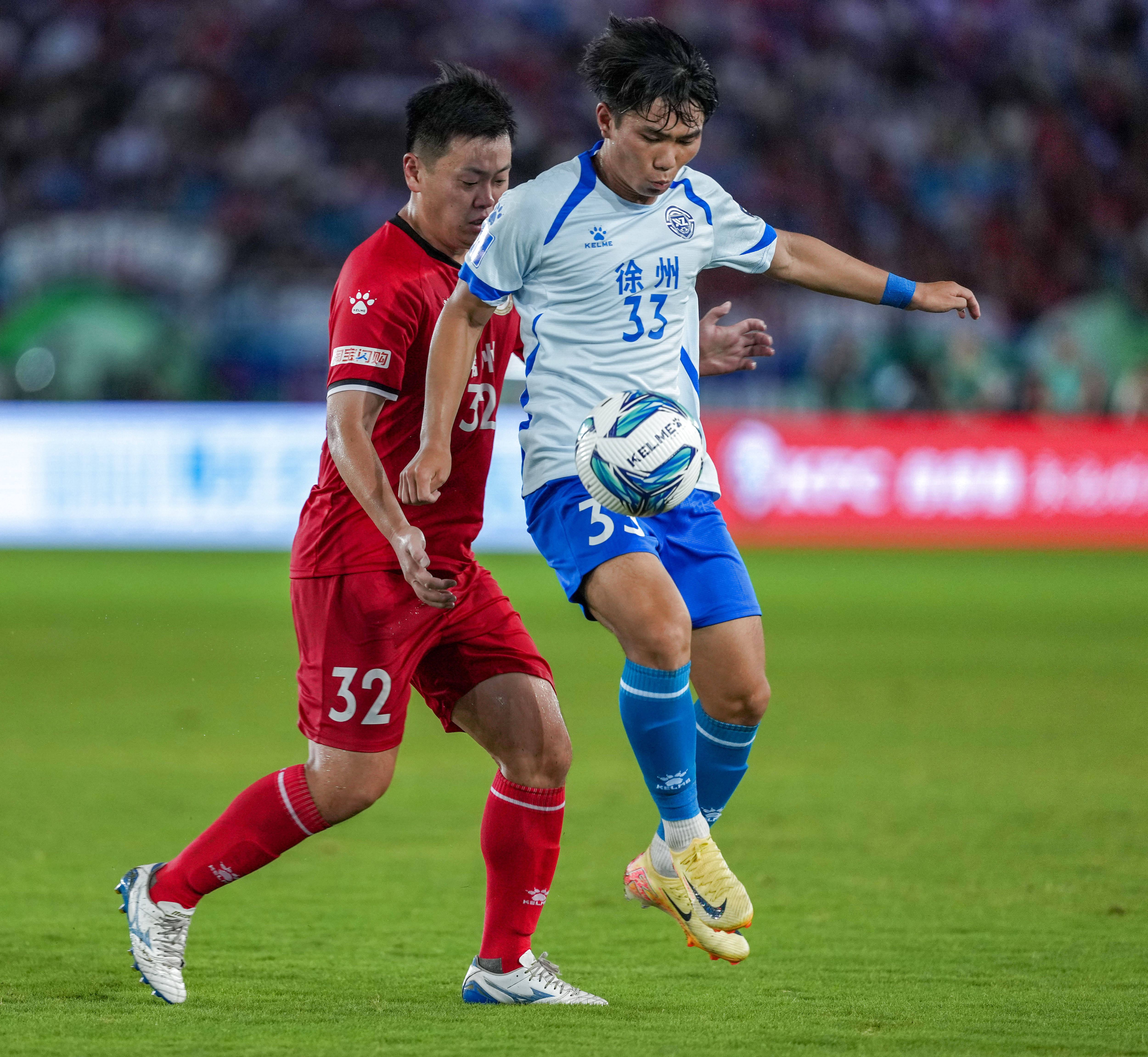 PG电子娱乐官网下载-球员奋勇拼抢，为球队争取每分