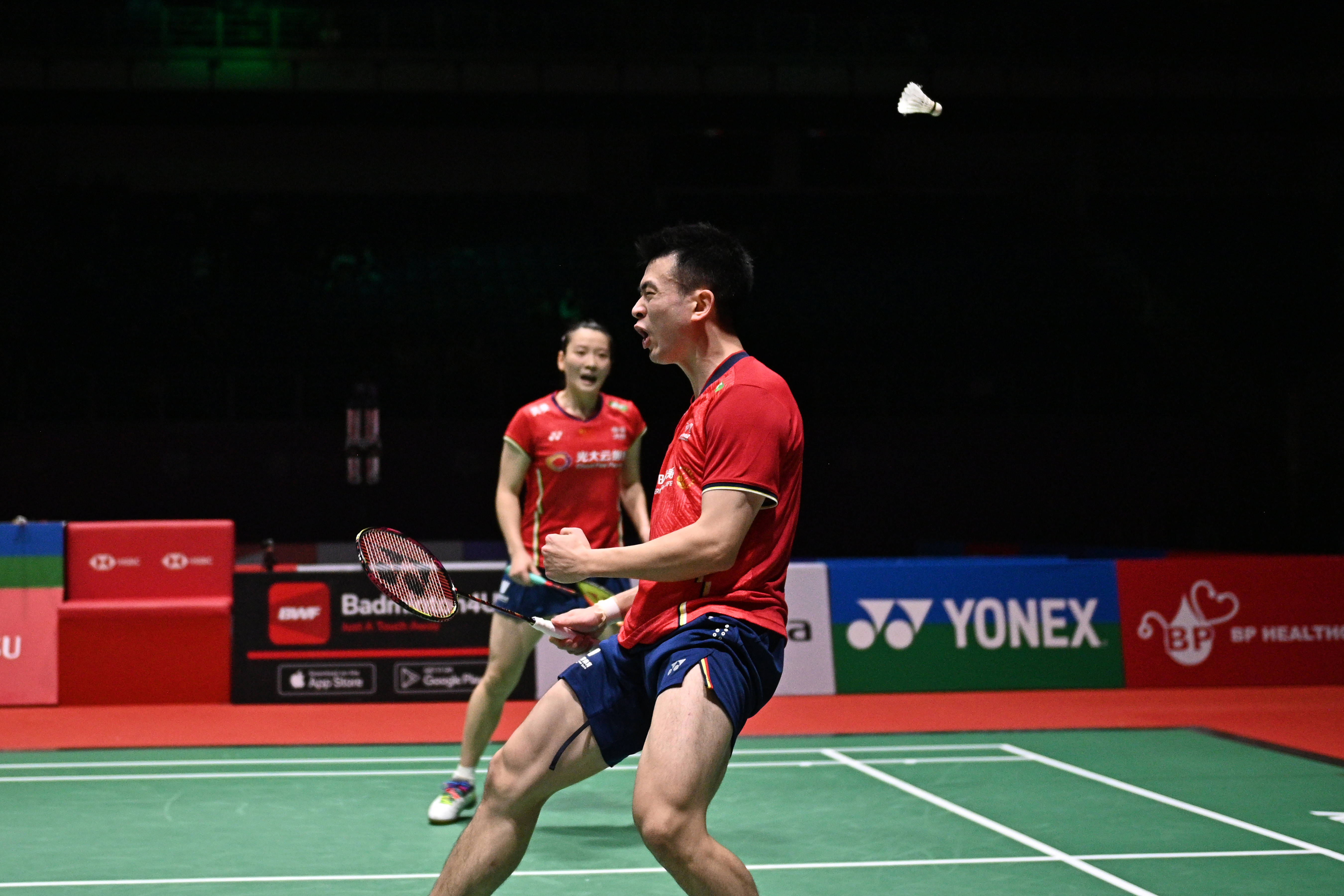 中国羽毛球队鏖战韩国羽毛球队,马琳送出助攻 中国羽毛球队鏖战韩国羽毛球队,马琳送出助攻